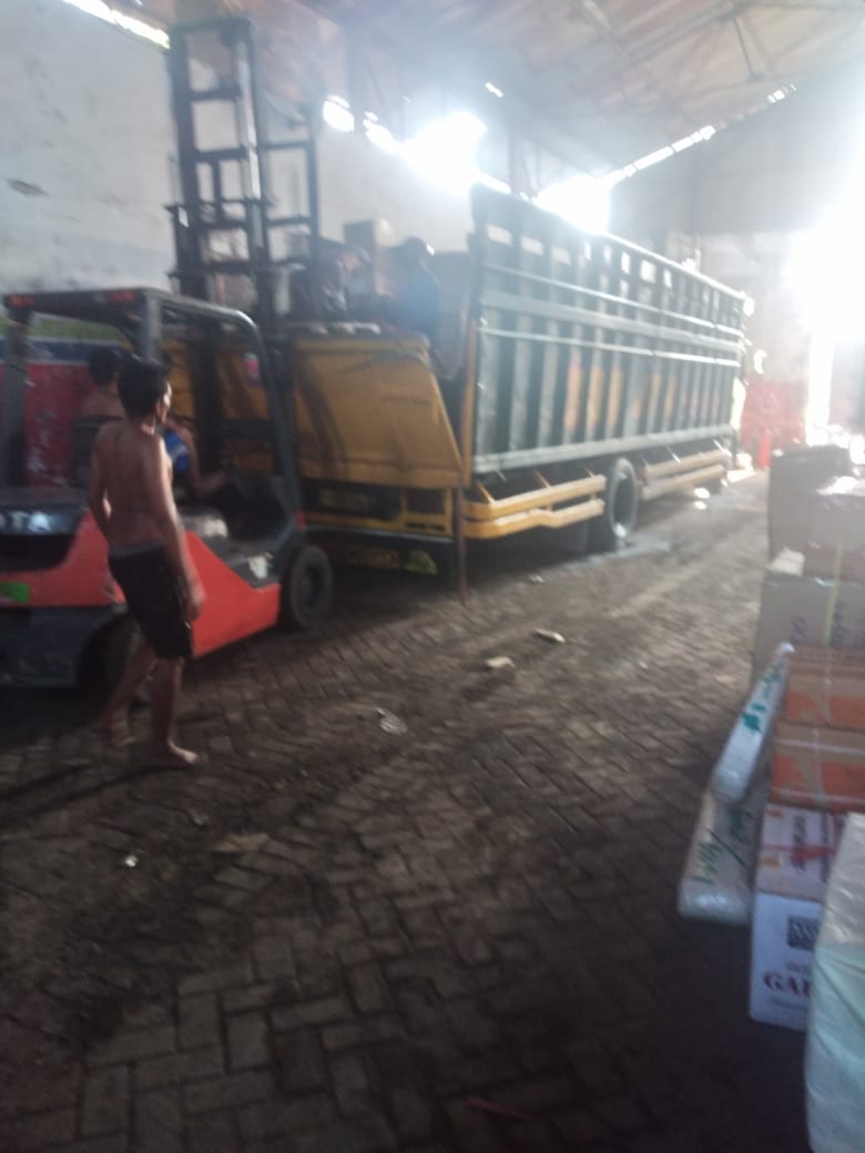 ekspedisi surabaya bontang - Truk ekspedisi dalam perjalanan ke Palangkaraya